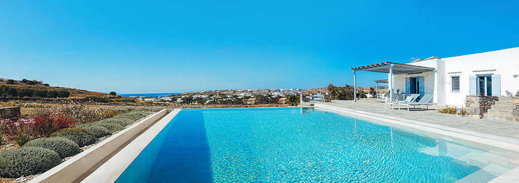 Villa Levantes mit Pool am Abend